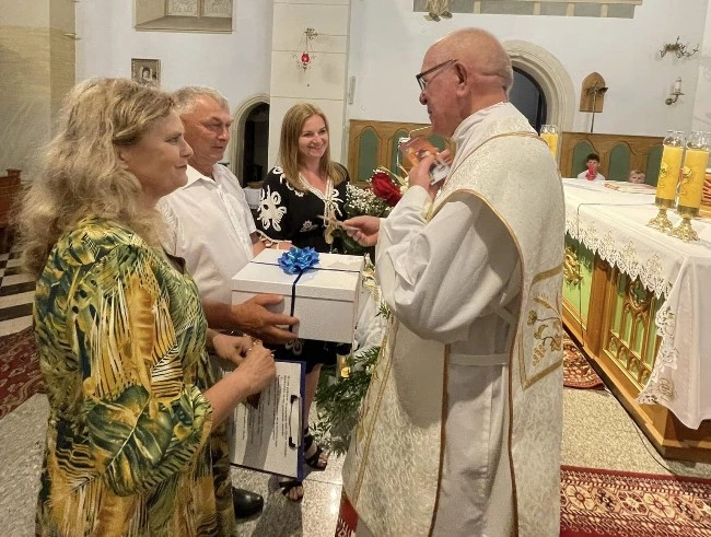 Życzenia jubilatowi składali parafianie.