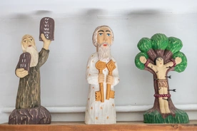 Mojżesz - pierwszy z lewej.