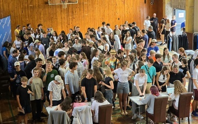 Młodzieży w Kościele już nie ma? Tłumy ściągają na „katolicki Woodstock”