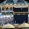 Mekka: świątynia Al Kaaba otrzymała nową szatę z 1,3 tony złotego brokatu