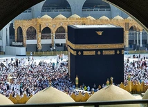 Mekka: świątynia Al Kaaba otrzymała nową szatę z 1,3 tony złotego brokatu
