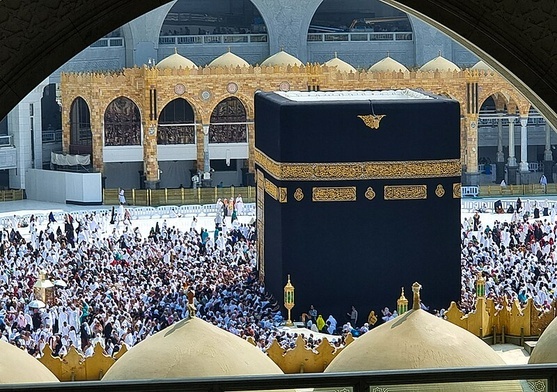 Mekka: świątynia Al Kaaba otrzymała nową szatę z 1,3 tony złotego brokatu