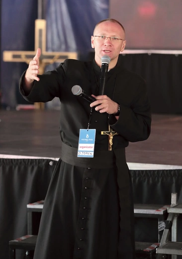 „Nie potrafiłem klasnąć, dłonie nie chciały się spotkać”. O. Tomasz Maniura o mocy, co w słabości się doskonali