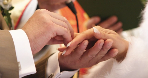 Szaleństwo przysięgi małżeńskiej. Czy można obiecać drugiej osobie, że będzie się ją kochało do końca życia?