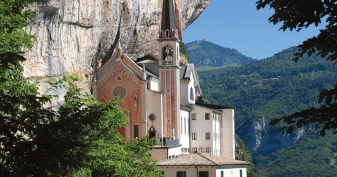 Zawieszone między ziemią a niebem. Sanktuarium Madonna della Corona