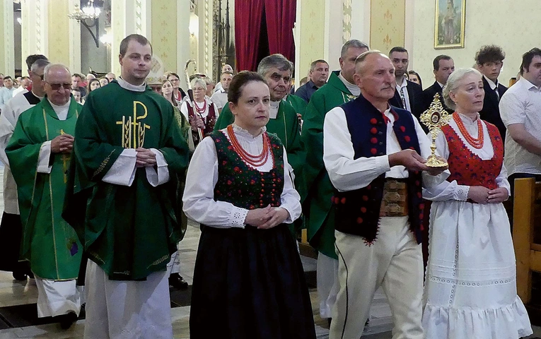 Przedstawiciele parafian wnieśli relikwiarz błogosławionego duszpasterza.