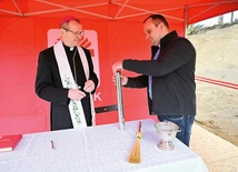 Abp Tadeusz Wojda i ks. Andrzej Wiecki umieścili podpisany akt erekcyjny w specjalnej tubie.