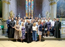 Wspólne zdjęcie z bp. Andrzejem Iwaneckim w rudzkiej bazylice. 