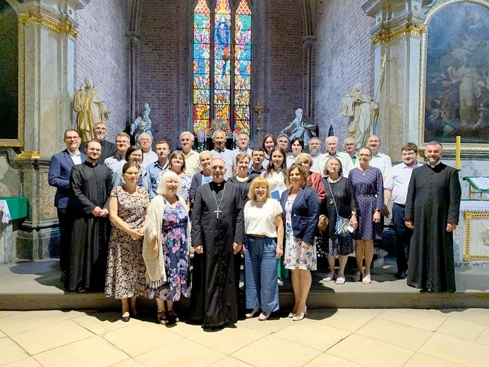 Wspólne zdjęcie z bp. Andrzejem Iwaneckim w rudzkiej bazylice. 