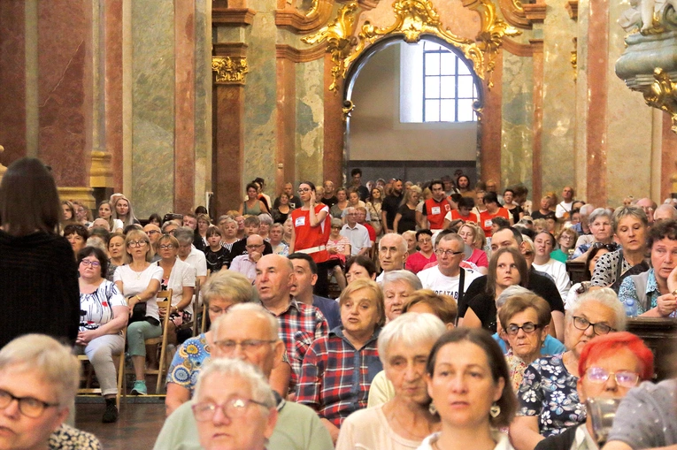 Organizatorów wspierali studenci z katowickiego duszpasterstwa akademickiego ubrani w czerwone  kamizelki. 