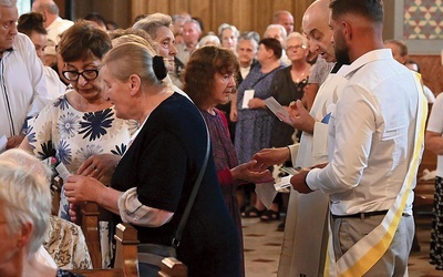 W czasie Mszy św. cierpiący przyjmowali sakrament.