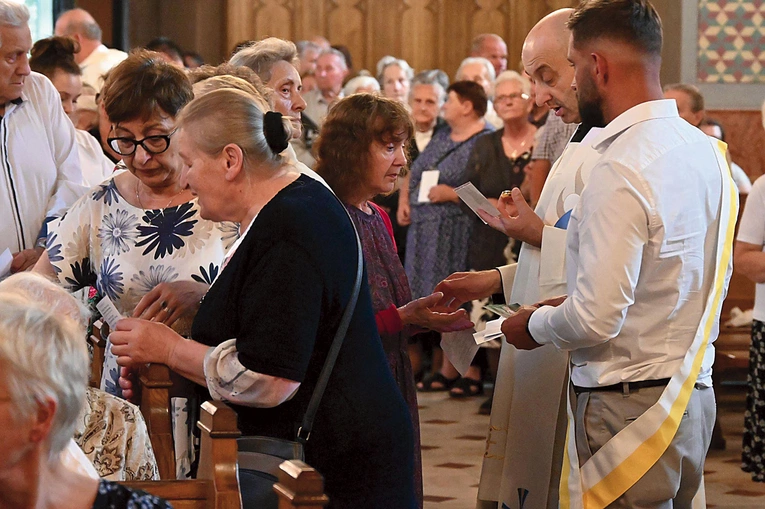W czasie Mszy św. cierpiący przyjmowali sakrament.