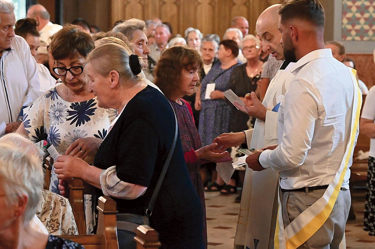 W czasie Mszy św. cierpiący przyjmowali sakrament.