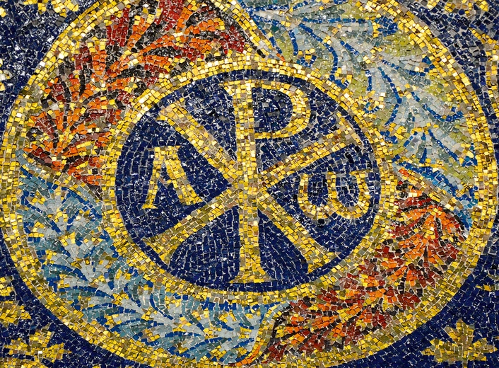 Symbol Chi-Ro na mozaice z 1. połowy V wieku (mauzoleum Galli Placydii w Rawennie).