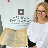 Dr Barbara Kalinowska-Wójcik prezentuje archiwalny „Protokół pierwszego posiedzenia Sejmu Śląskiego w Katowicach z 10 października 1922 roku”, który trafił na listę UNESCO. Wniosek w tej sprawie opracowała wspólnie z Katarzyną Słysz- -Szczucką.