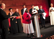 Pierwszą laureatką została w 2016 r. s. Rosemary Nyirumbe z Ugandy.