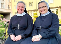 – Dziś potrzeba mądrego myślenia w wierze, abyśmy nie dali się zwieść błędnym prądom myślowym. Na to zwracał uwagę nasz założyciel – mówią siostry (od lewej s. Puchalska i m. Lubińska).