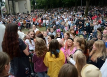 Mali i duzi pielgrzymi wypełnili grotę lurdzką.