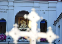 	Sanktuarium jest jedyną w Polsce wierną kopią Ostrej Bramy w Wilnie.