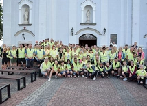 	Uczestnicy pątniczej wyprawy  na tle kościoła  w Starej Błotnicy.