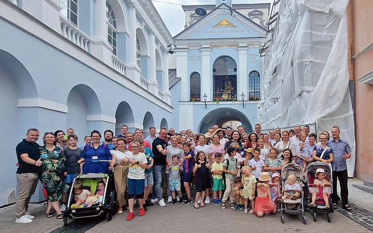 	Uczestnicy przed wileńską Ostrą Bramą.