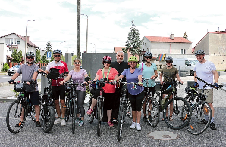 	Pielgrzymi z ks. Wiesławem Lenartowiczem.