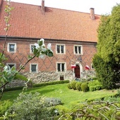 Siedziba placówki mieści się w domu ufundowanym w 1476 roku przez Jana Długosza.