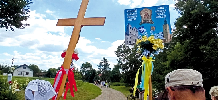Na powitanie pielgrzymów nierzadko wychodzi procesja. 