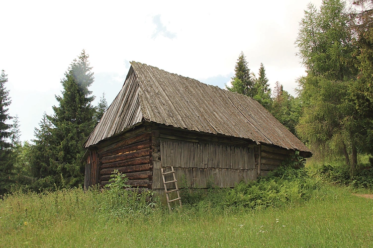  Jedna z kolib, które jeszcze można tutaj spotkać.