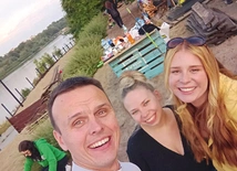 Kapłanowi w pracy przy funkcjonowaniu lokalu pomaga młodzież.