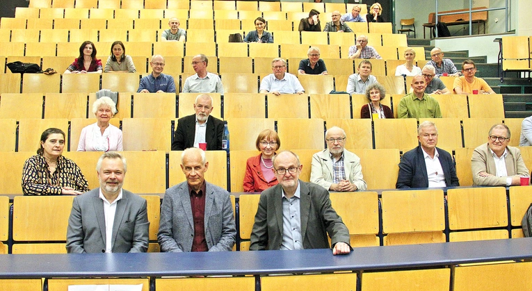 Spotkania odbywają się w budynku Wydziału Fizyki i Astronomii Uniwersytetu Wrocławskiego.