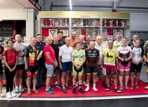 Wierzący kolarze w dwa dni przejeżdżają 360 km. W tym roku w ponad 30-stopniowym upale.