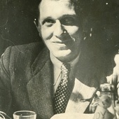 Tak uśmiechał się Tadeusz Gajcy ok. 1944 roku.