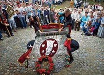 Wirujące obrazy. Czym są pokłony feretronów na Kaszubach?