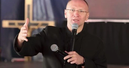 „Nie potrafiłem klasnąć, dłonie nie chciały się spotkać”. O. Tomasz Maniura o mocy, co w słabości się doskonali