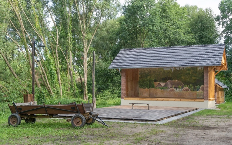 Scena plenerowa "Pod Dębem".