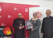 Bp Adam Bab przekazał tornistry dla dzieci z Burundi w Afryce