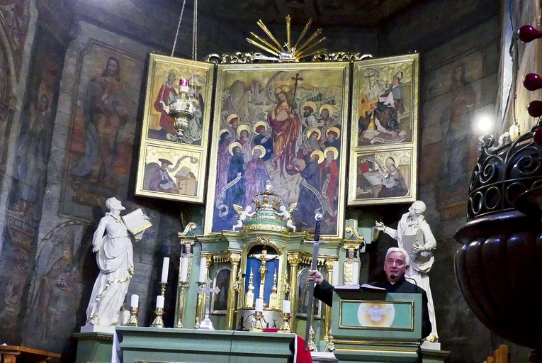 Ks. Grzegorz Then z repliką krzyżackiego miecza.