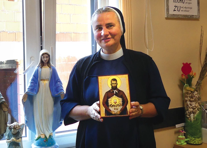 Szefowa skoczowskiego domu z ikoną jej „kierownika” bł. Edmunda Bojanowskiego.