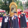 Feretron z obrazem patrona w procesji nieśli panowie z Bractwa Najświętszego Sakramentu. 
