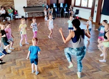 W każdy wakacyjny wtorek i czwartek w sali widowiskowej Centrum Kultury i Promocji w Czarnym Dunajcu odbywają się zajęcia taneczno-ruchowe.
