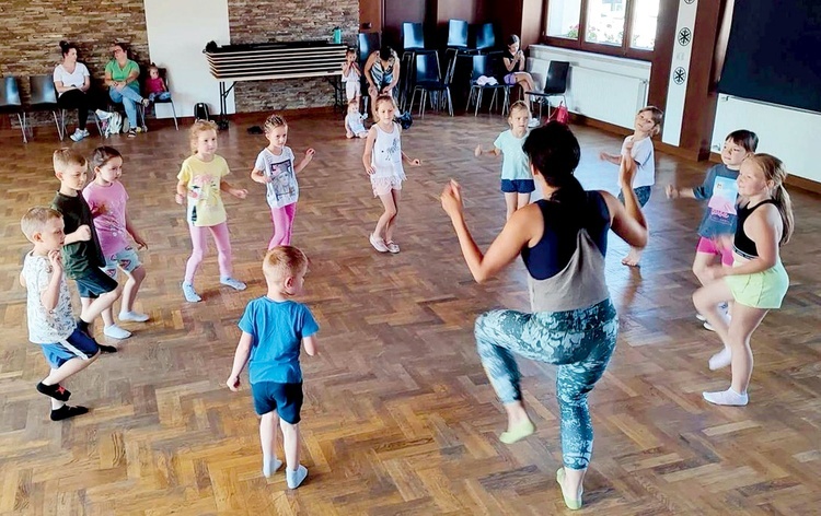 W każdy wakacyjny wtorek i czwartek w sali widowiskowej Centrum Kultury i Promocji w Czarnym Dunajcu odbywają się zajęcia taneczno-ruchowe.