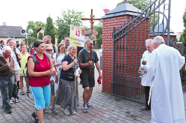 Woda święcona, którą kapłani błogosławili pielgrzymów  na wejściu, na postojach i noclegach, była jak ożywczy deszcz.