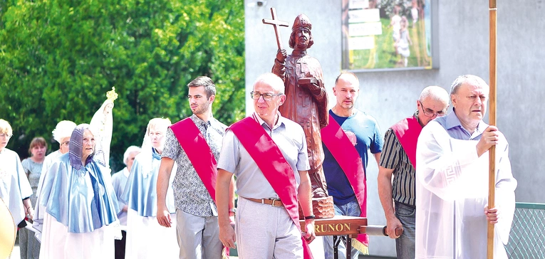 W procesji niesiono również figurę św. Brunona.
