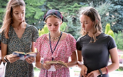 Uczestniczki w trakcie rozważania czytań biblijnych.