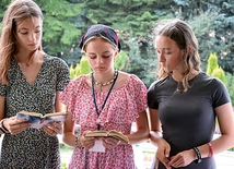 Uczestniczki w trakcie rozważania czytań biblijnych.