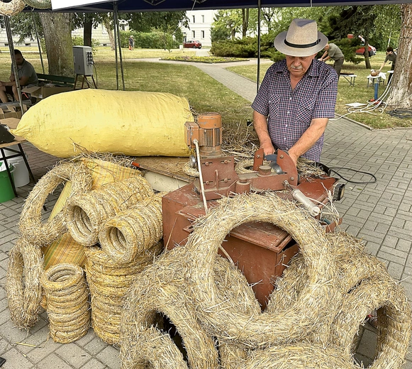 ...czy też różnej wielkości wieńce.