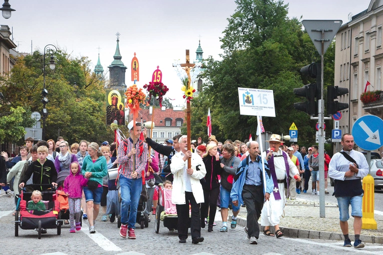 	– Pielgrzymowanie to uświęcona tradycja Kościoła, mająca swe źródło w objawieniu. To jest nasze zobowiązanie. Nie tyle chodzi o to, co ja czuję w drodze, ile o to, że to się wpisuje we wspólnotę Chrystusa – mówi o. Wendlik.