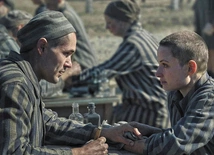 Serial „Tatuażysta z Auschwitz” przedstawia całkowicie odrealniony obraz obozowej rzeczywistości