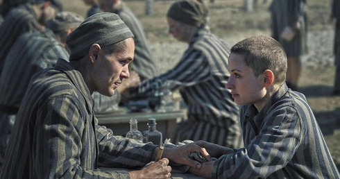 Serial „Tatuażysta z Auschwitz” przedstawia całkowicie odrealniony obraz obozowej rzeczywistości